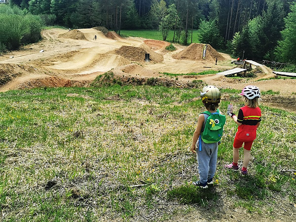 kindergarden buddies scouting R-Line, Črnuče trails